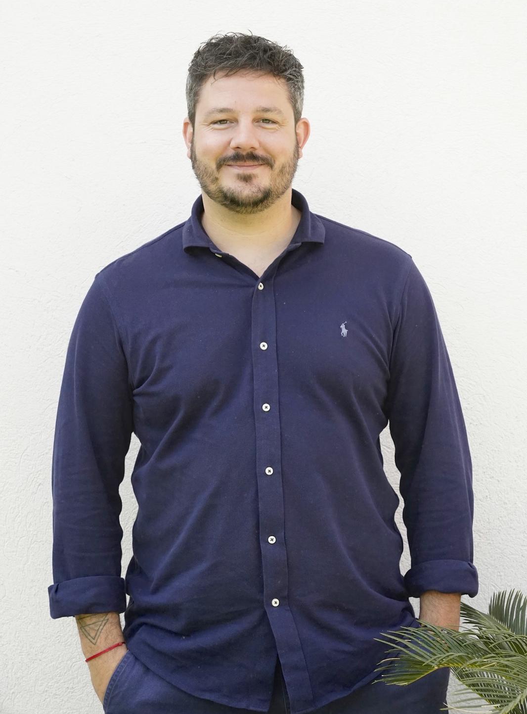 Portrait de Maxime BUSSERON, cofondateur de DIAG PRO EXPERT en chemise bleue