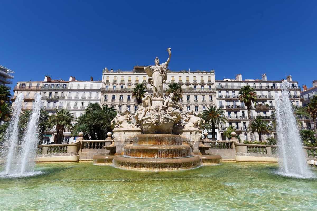 Fontaine de la Liberté sur la place de la Liberté à Toulon, jets d'eau et palmiers