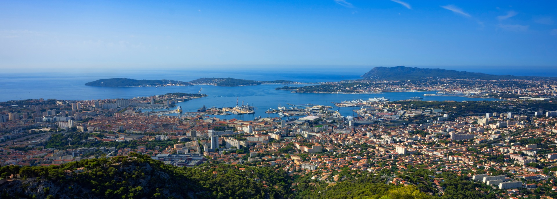 Vue panoramique de la rade de Toulon et de la Méditerranée depuis les hauteurs