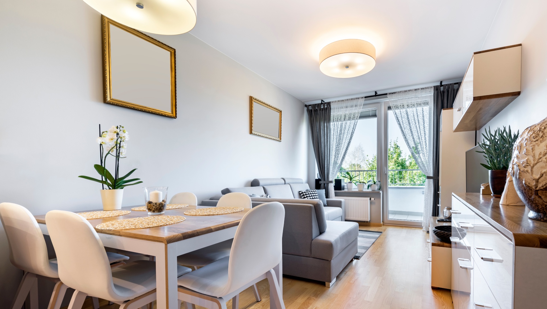 Salon et salle à manger lumineux d'un appartement moderne à louer