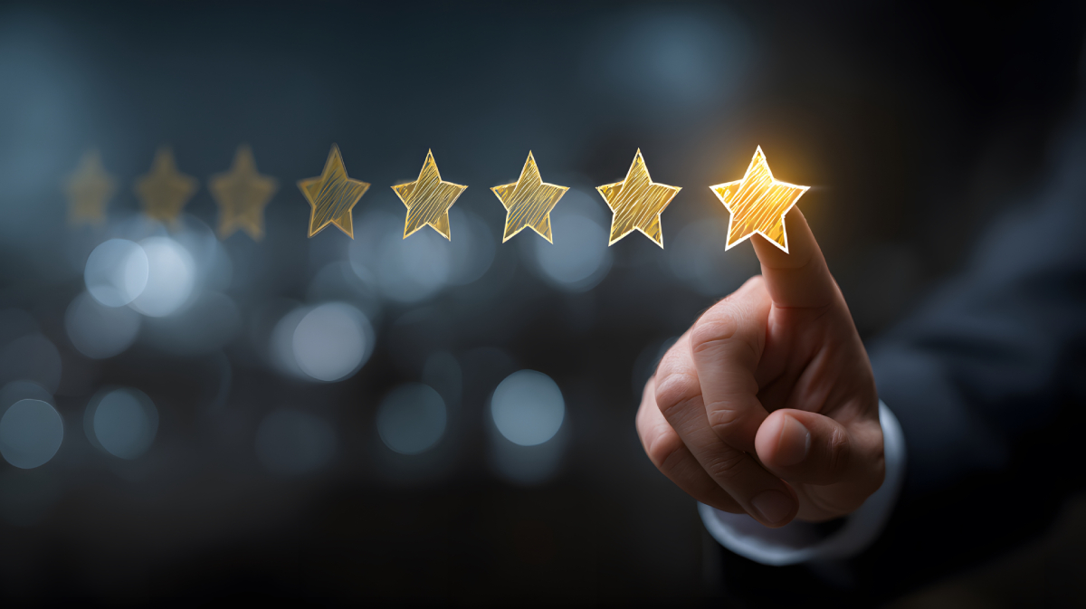 Main touchant une étoile dorée, symbole de satisfaction client et avis excellents