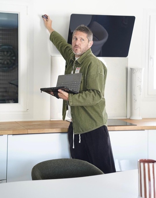 Techniciens protégés retirant des plaques amiantées sur une toiture