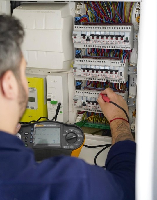 Techniciens protégés retirant des plaques amiantées sur une toiture